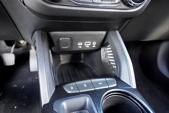 Used 2022 White Chevrolet LT image 27