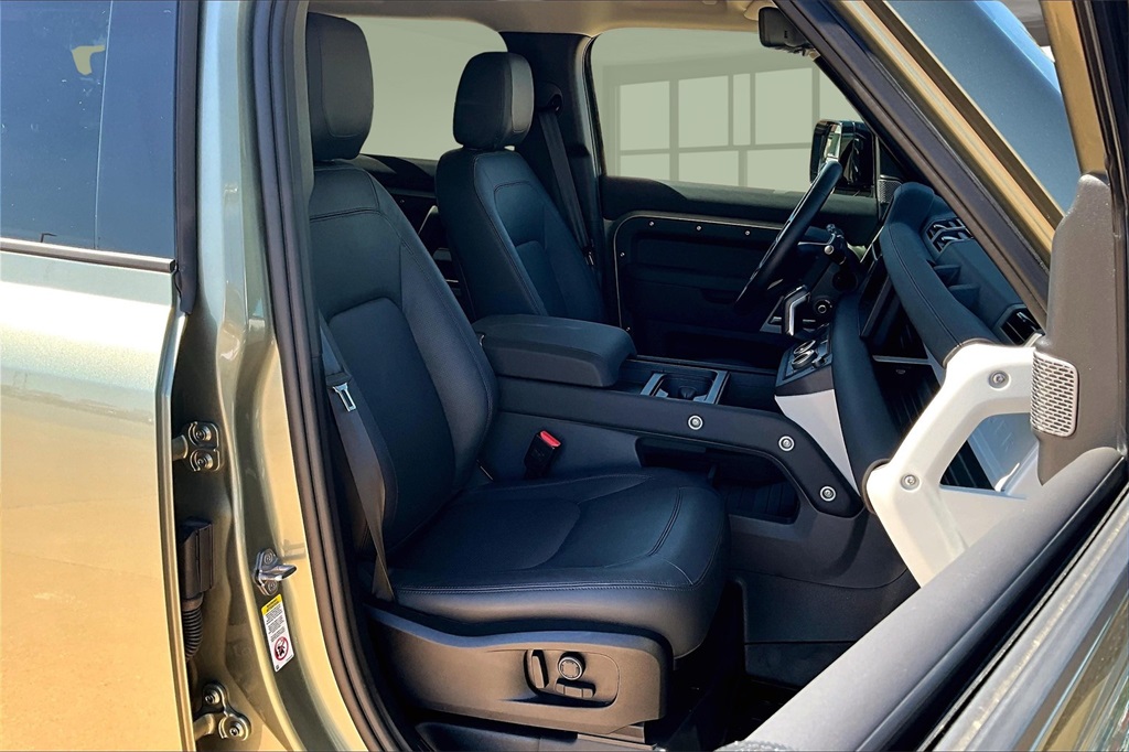 2024 Land Rover Defender 110 S photo 7