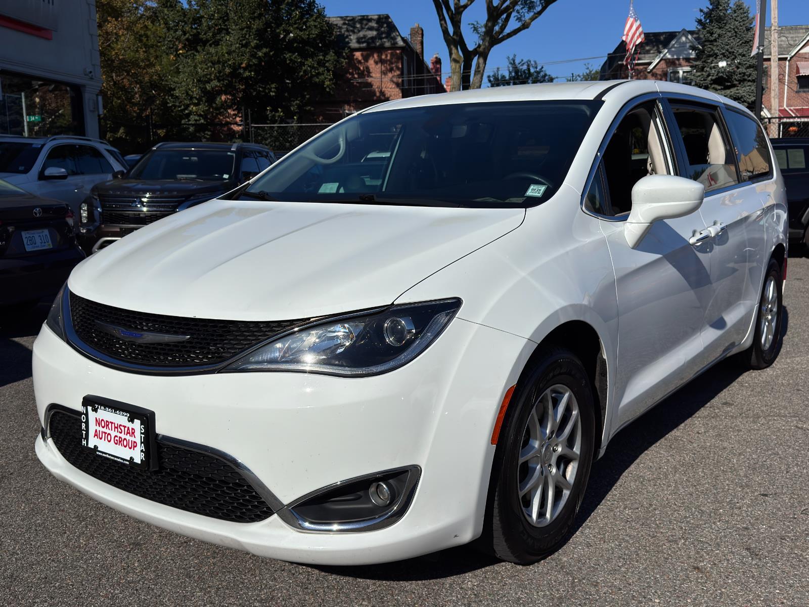 2020 Chrysler Pacifica Touring's photo