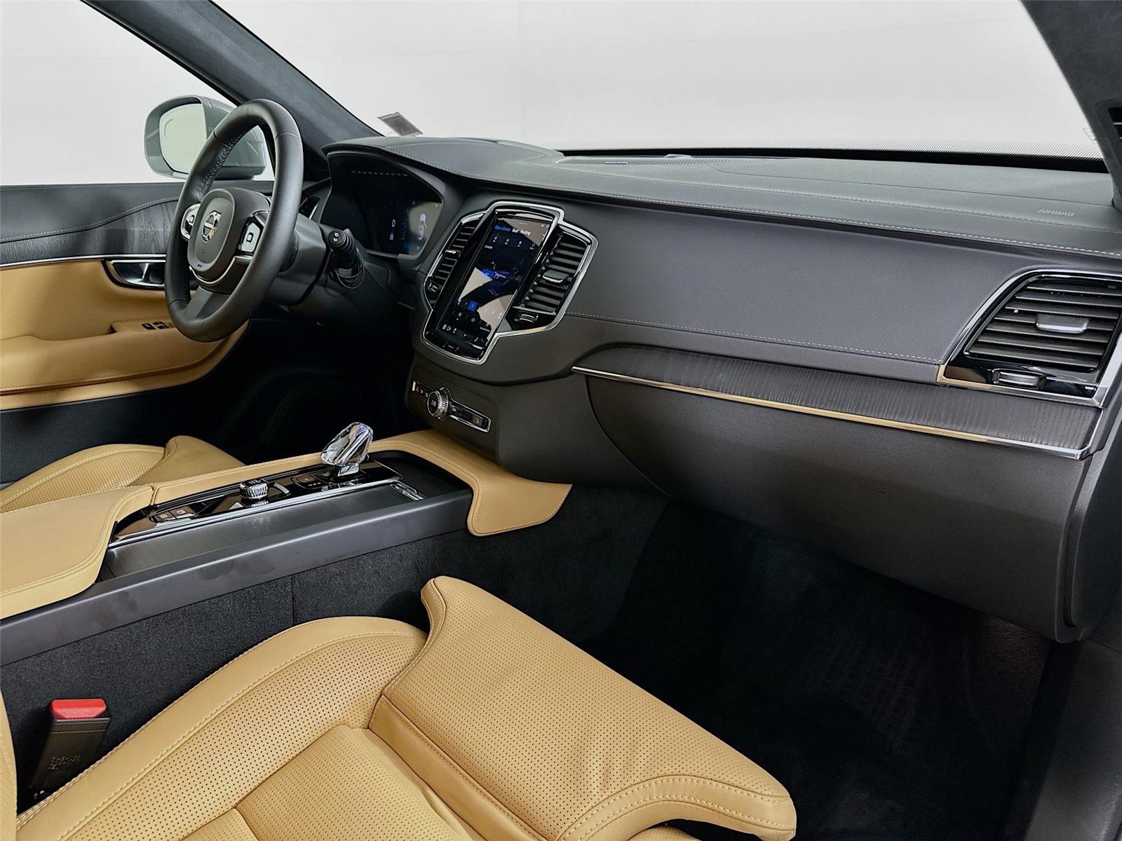 2025 Volvo XC90 photo 32