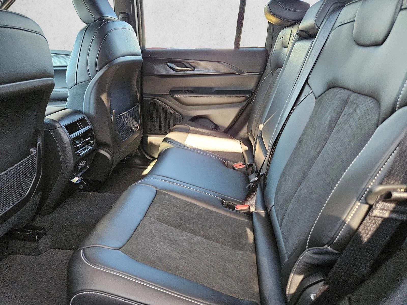 2025 Jeep Grand Cherokee Laredo photo 4