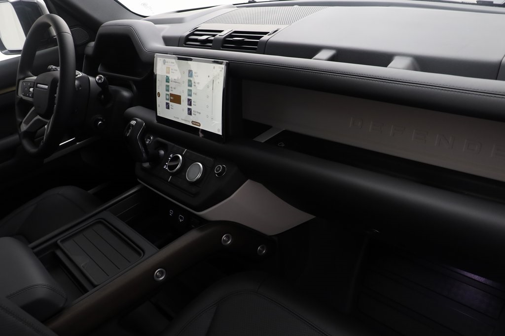 2024 Land Rover Defender 110 SE photo 18