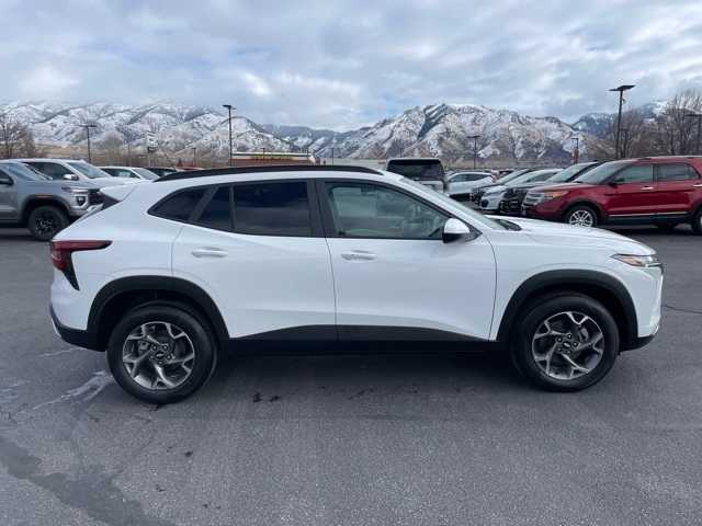 2025 Chevrolet Trax LT photo 3