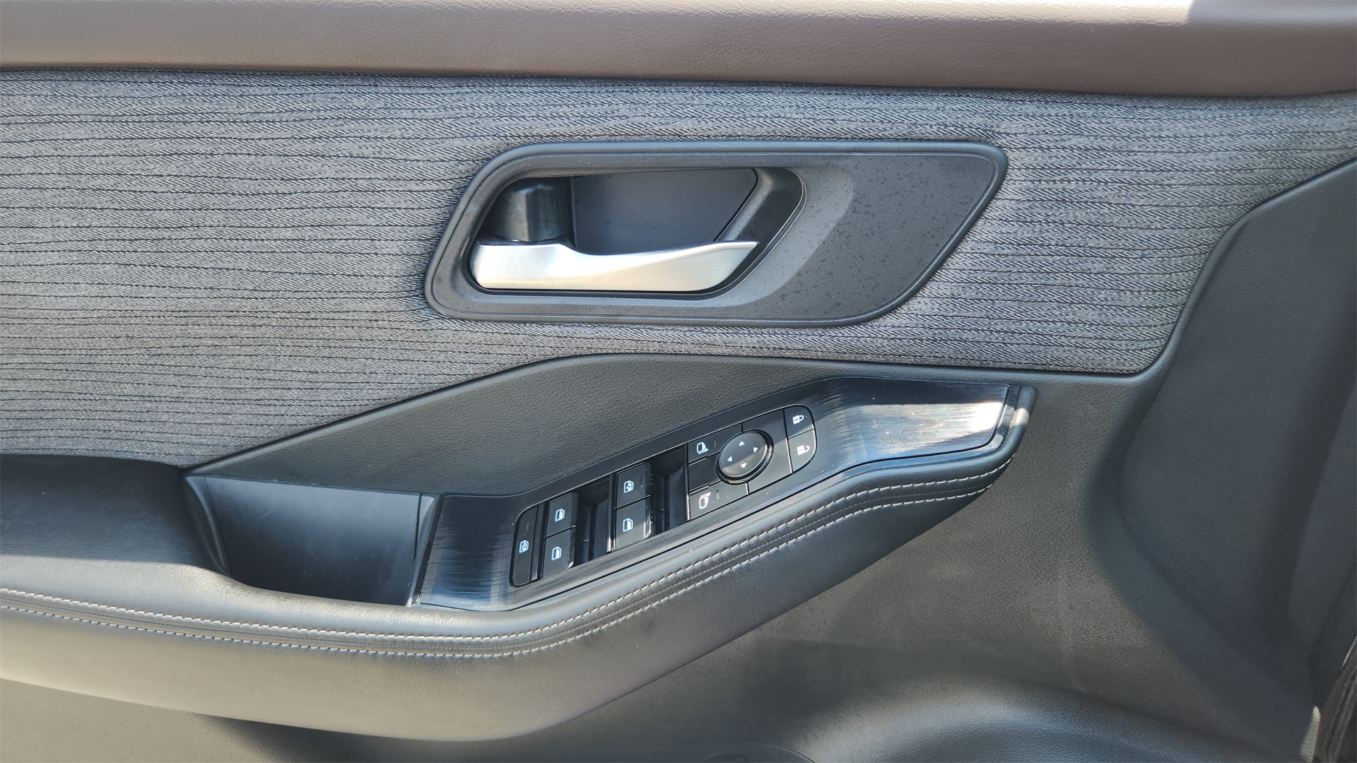 2023 Nissan Rogue SV photo 15