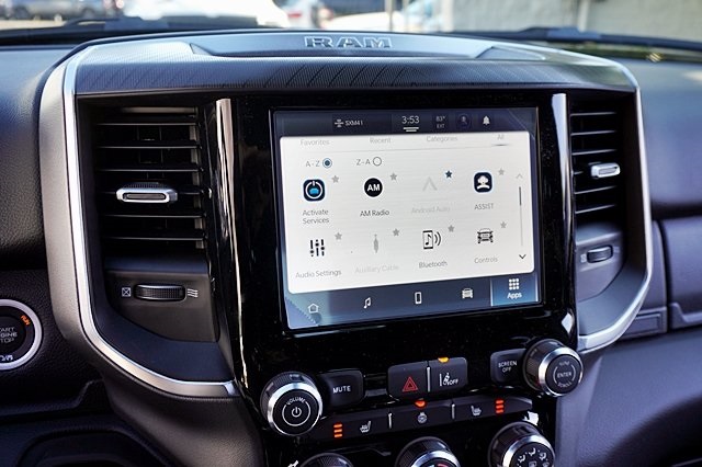 New 2025 Diamond Black Crystal Pearl-Coat Exterior Paint RAM Big Horn/Lone Star image 33