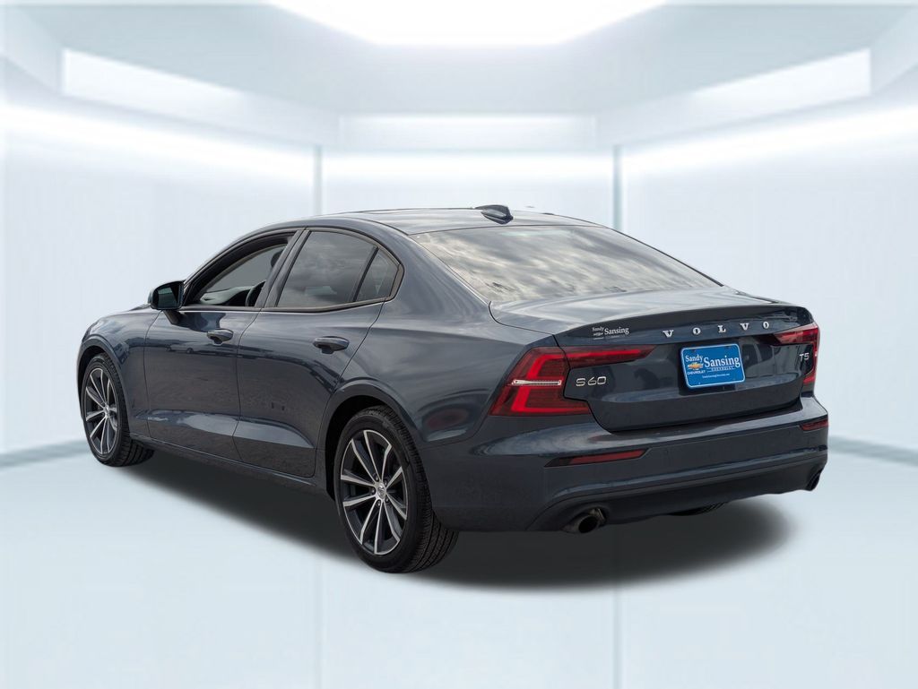 2021 Volvo S60 T5 Momentum photo 2
