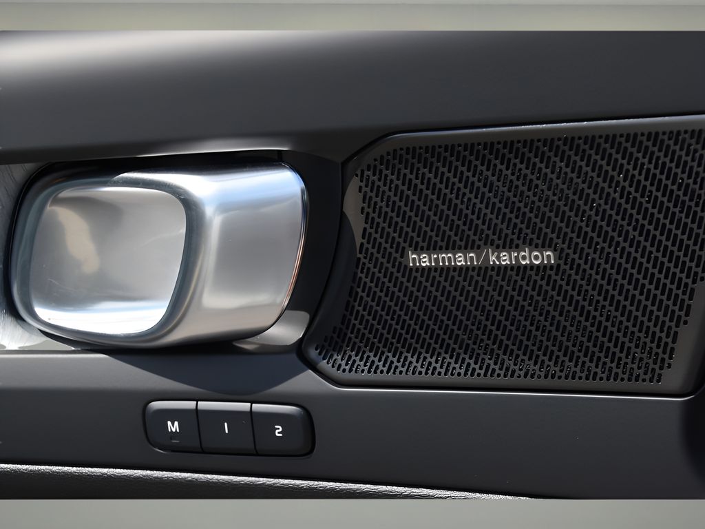 2025 Volvo XC40 photo 24