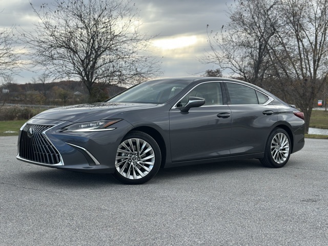 2023 Lexus ES Hybrid 300h Luxury's photo