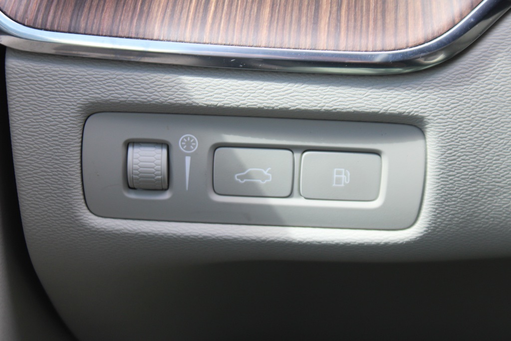 2022 Volvo XC60 Inscription R-Design Expression T8 Momentum B5 photo 11