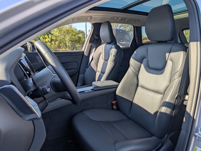 2025 Volvo XC60 B5 Plus photo 13