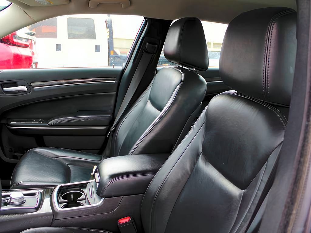 2022 Chrysler 300 Touring L photo 3