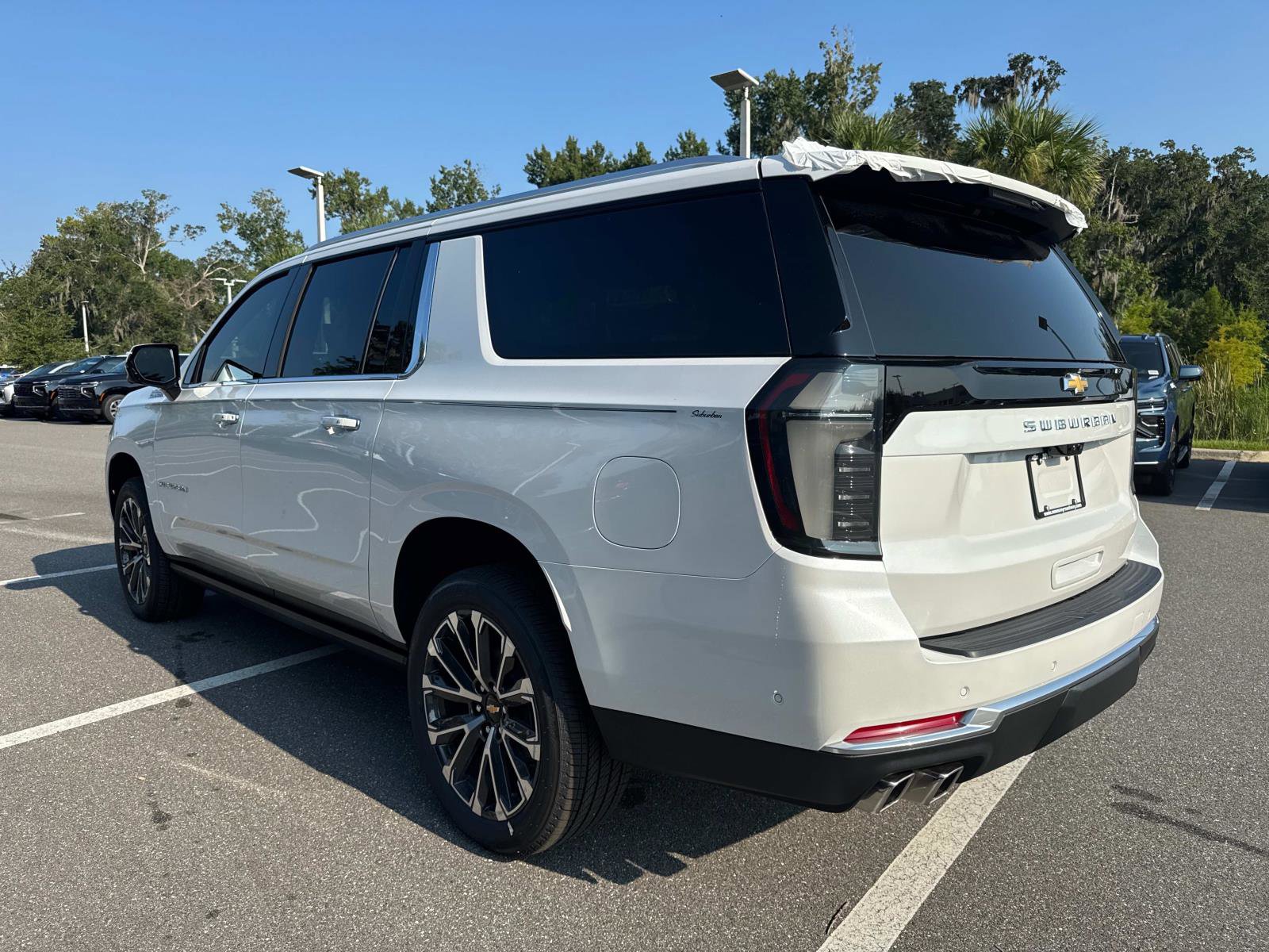 2025 Chevrolet Suburban High Country photo 4