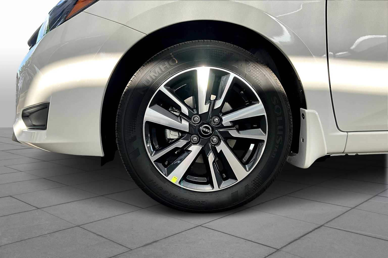 2025 Nissan Versa SV photo 8