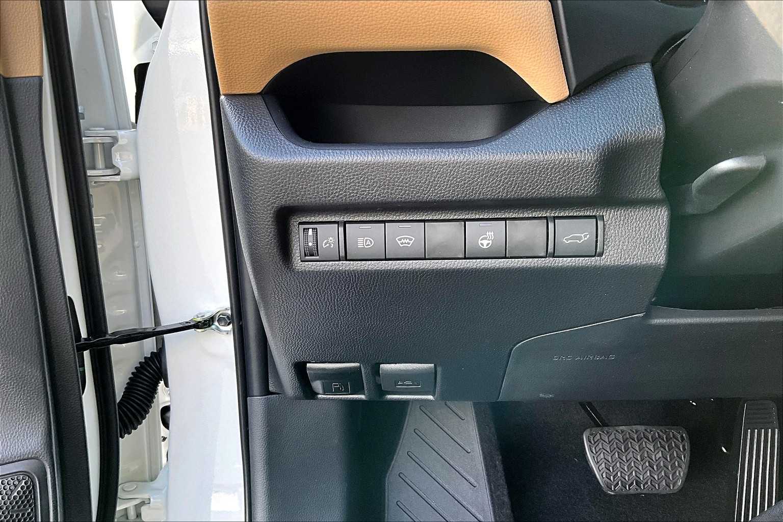 2025 Toyota RAV4 XLE photo 16