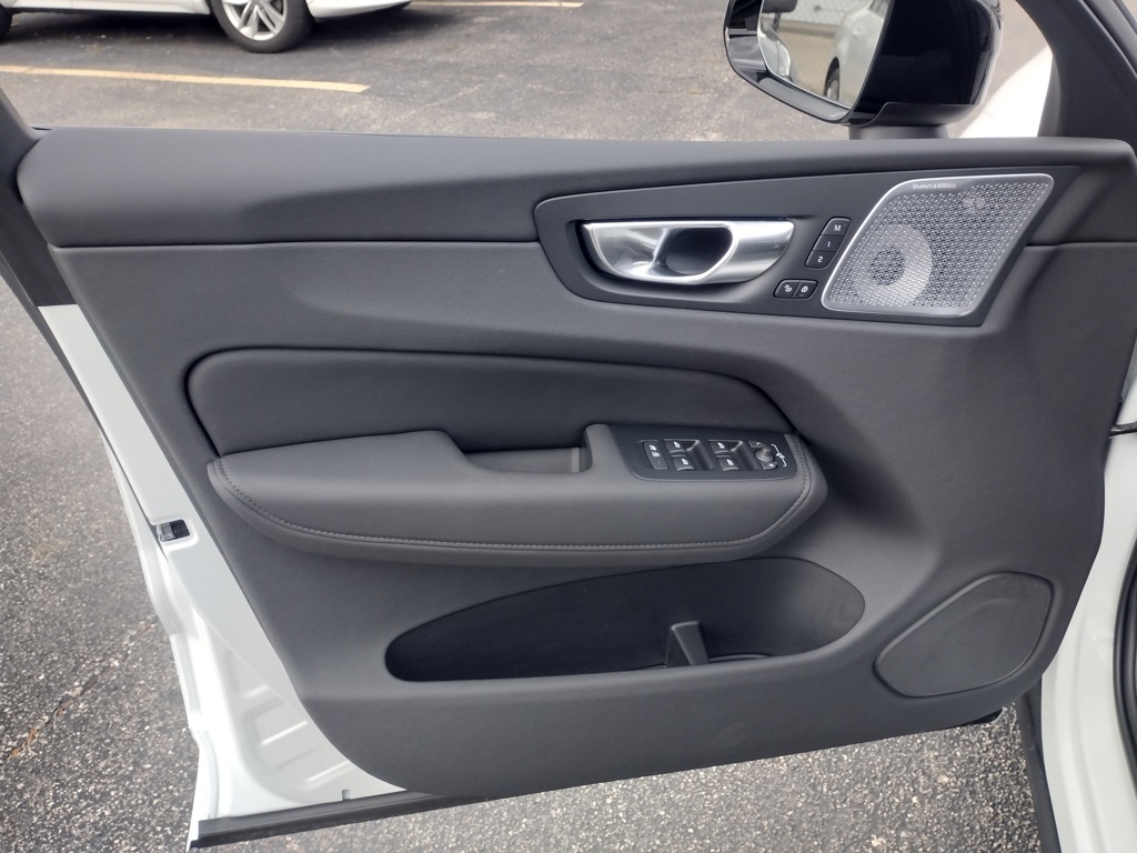 2026 VOLVO XC60 - Image 8