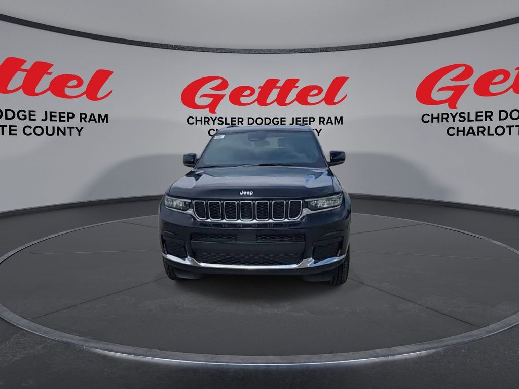 2025 Jeep Grand Cherokee Laredo photo 3