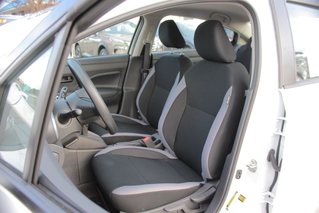 2025 Nissan Versa 1.6 SV photo 12