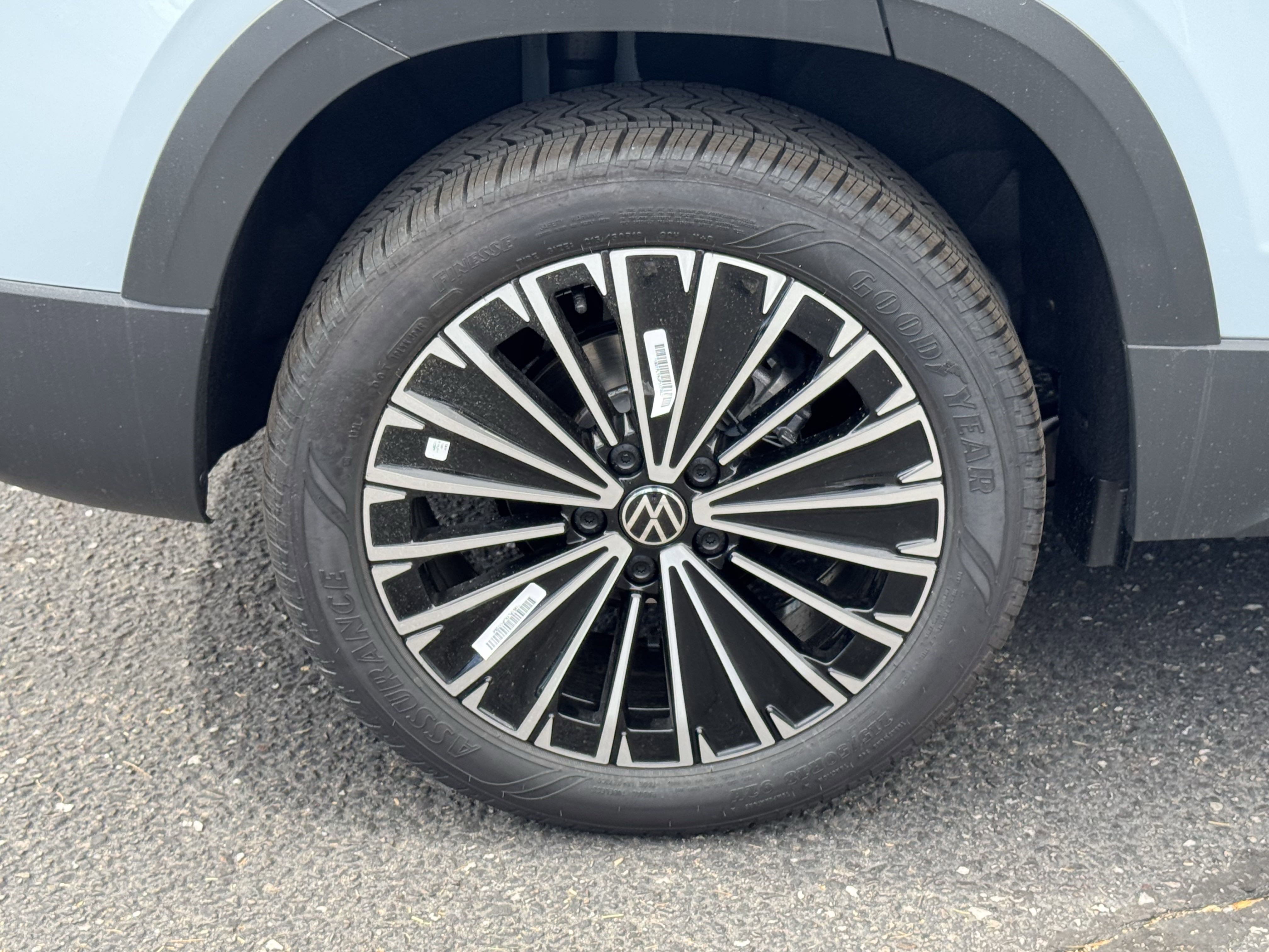 2025 Volkswagen Taos SE photo 2