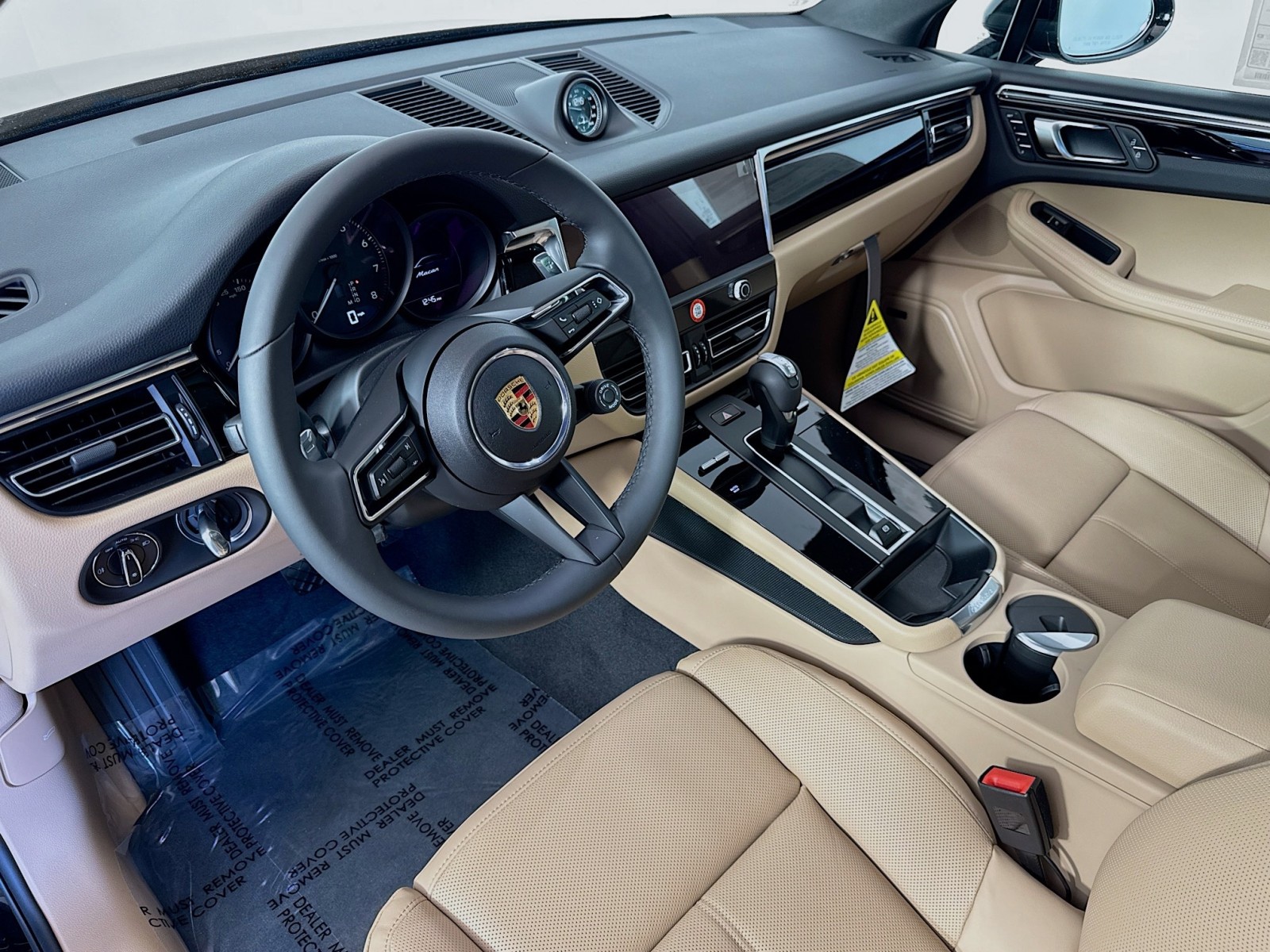 2025 Porsche Macan T photo 4