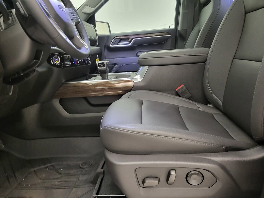 2025 Chevrolet Silverado 1500 RST photo 2