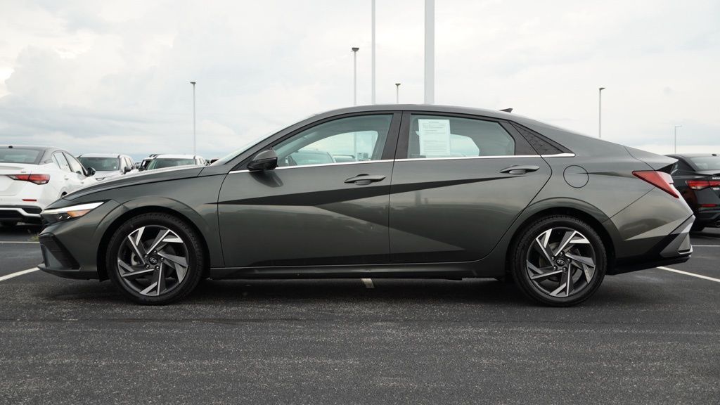 2024 Hyundai Elantra Limited photo 6