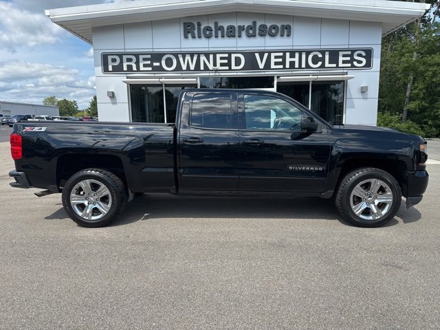 2017 Chevrolet Silverado 1500 LT photo 2