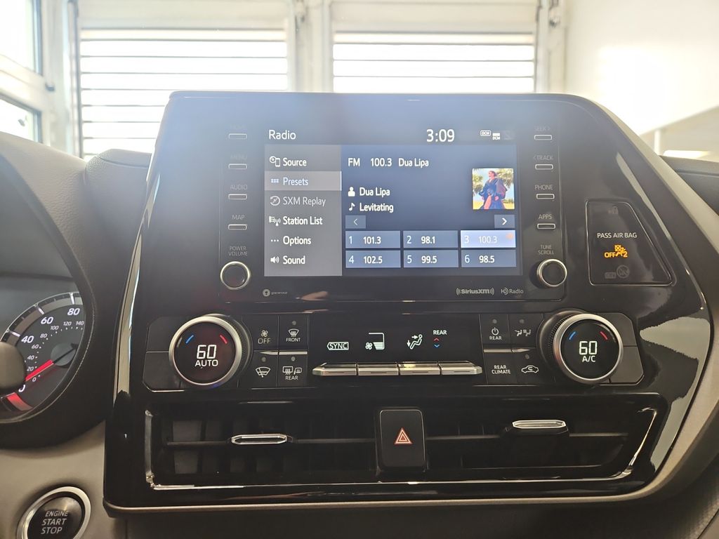 2021 Toyota Highlander LE photo 11