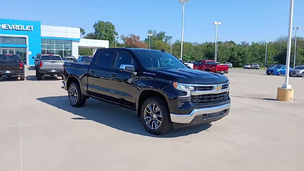 2023 Chevrolet Silverado 1500 LT photo 2