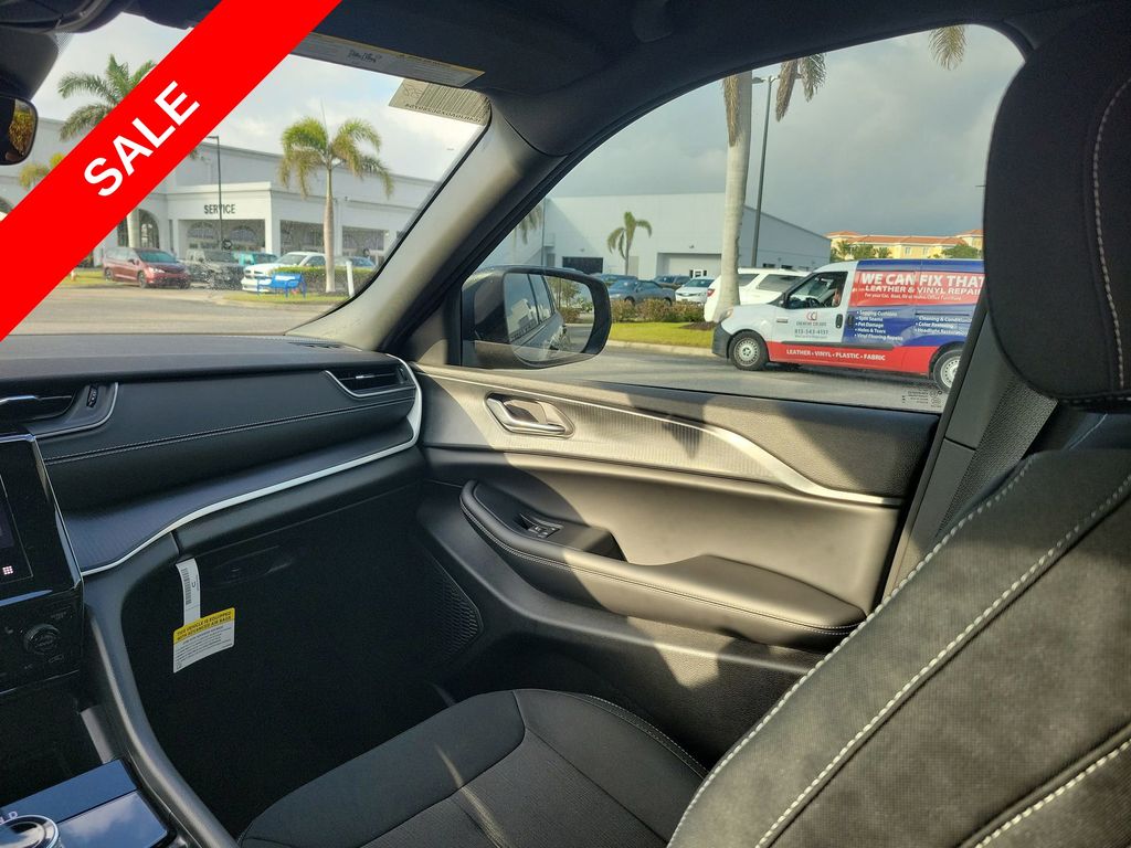 2025 Jeep Grand Cherokee Laredo Altitude photo 12