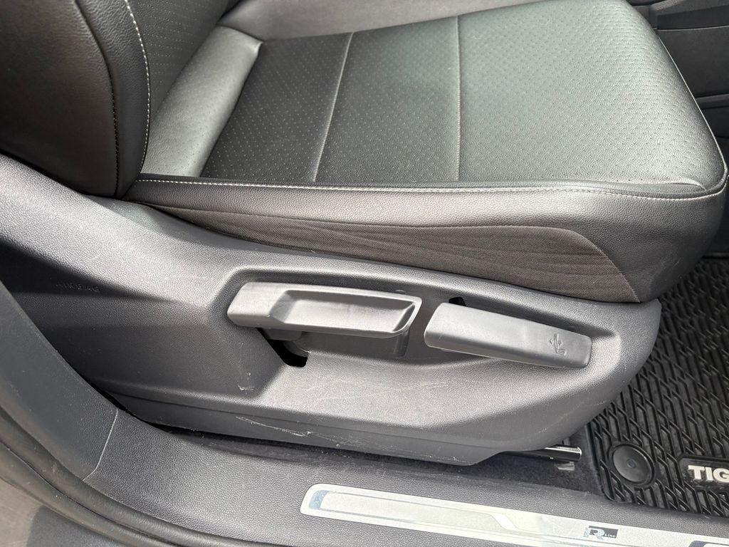 2019 Volkswagen Tiguan SEL R-Line photo 20