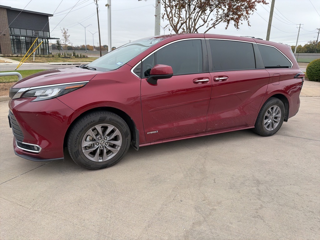 2021 Toyota Sienna XLE's photo