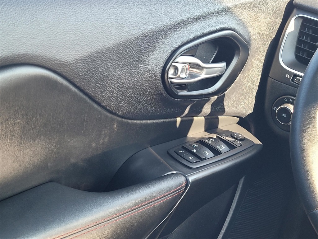 2023 Jeep Cherokee Trailhawk photo 29