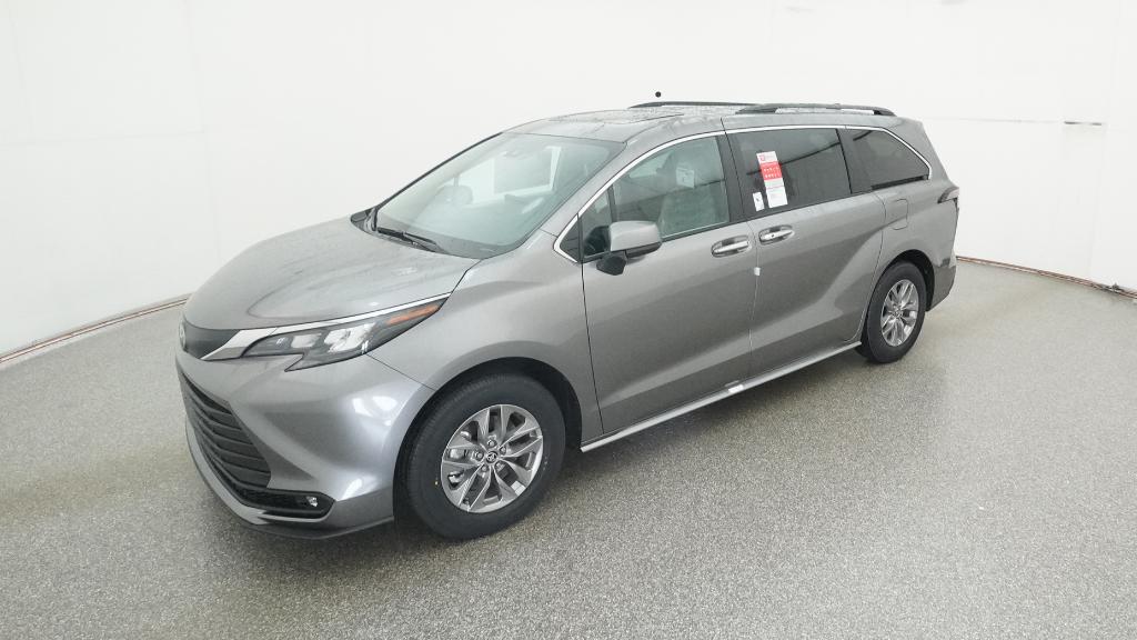 2026 Toyota Sienna XLE's photo