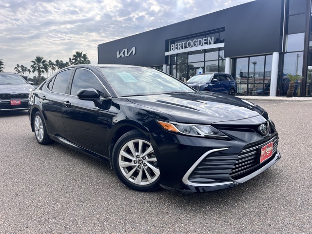 2023 Toyota Camry LE's photo