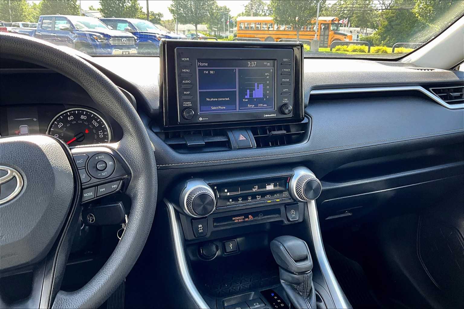 2022 Toyota RAV4 LE photo 18