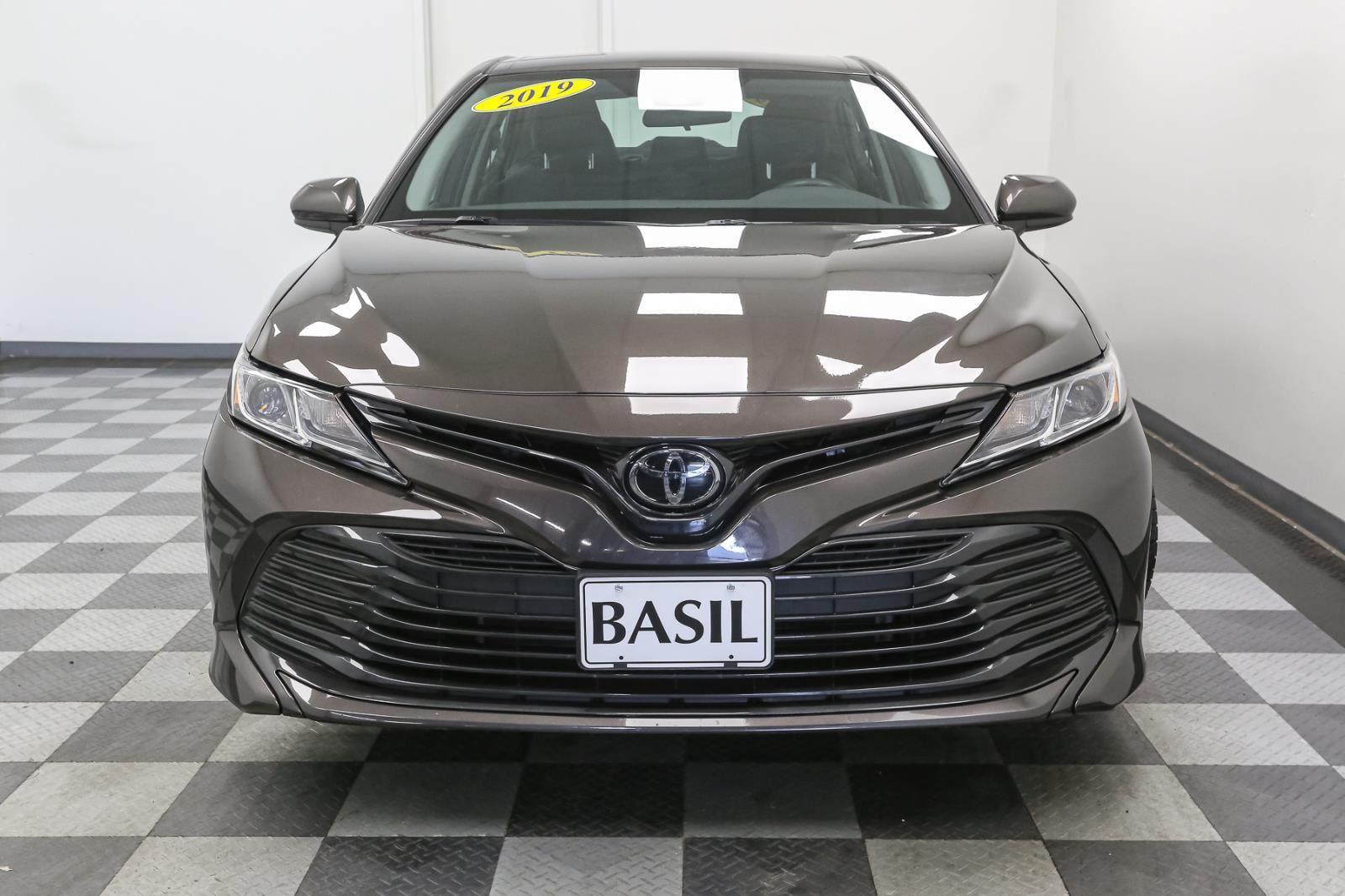2019 Toyota Camry LE photo 2