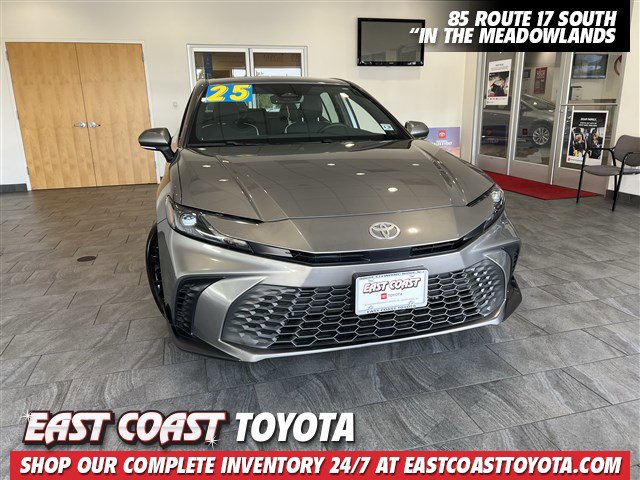 2025 Toyota Camry SE's photo