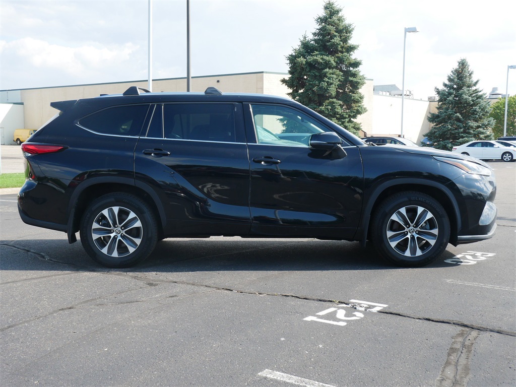 Used 2021 Toyota Highlander XLE with VIN 5TDGZRBH5MS073668 for sale in Minneapolis, Minnesota