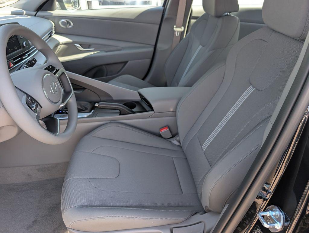 2025 Hyundai Elantra SE photo 10