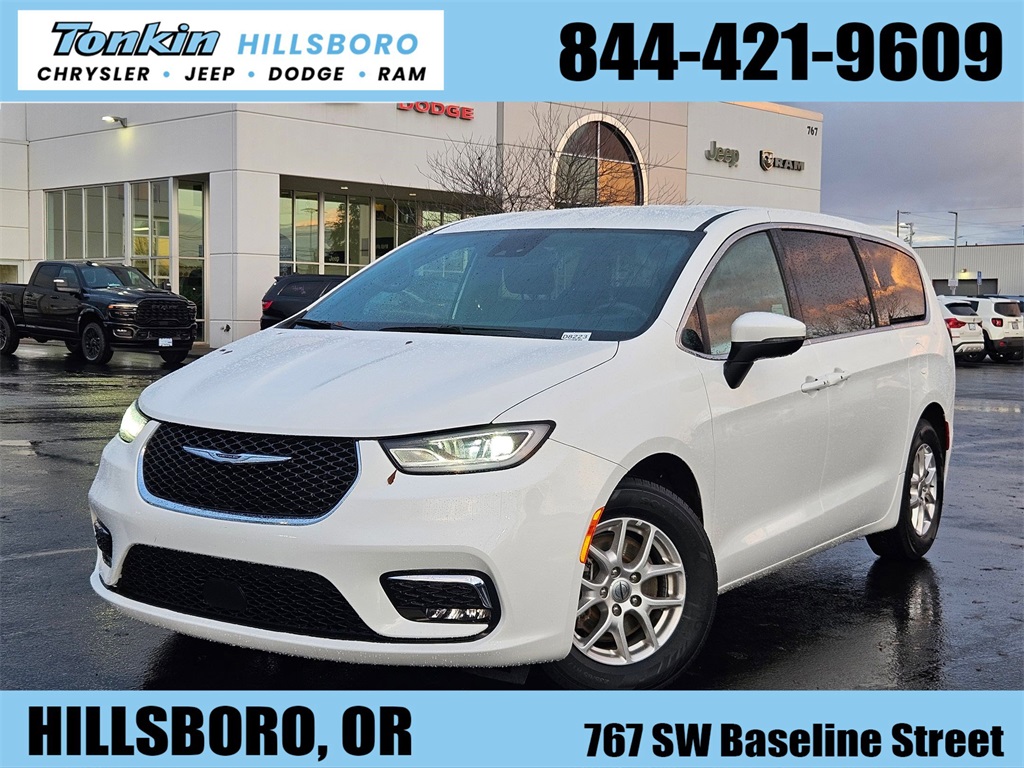 2023 Chrysler Pacifica Touring's photo