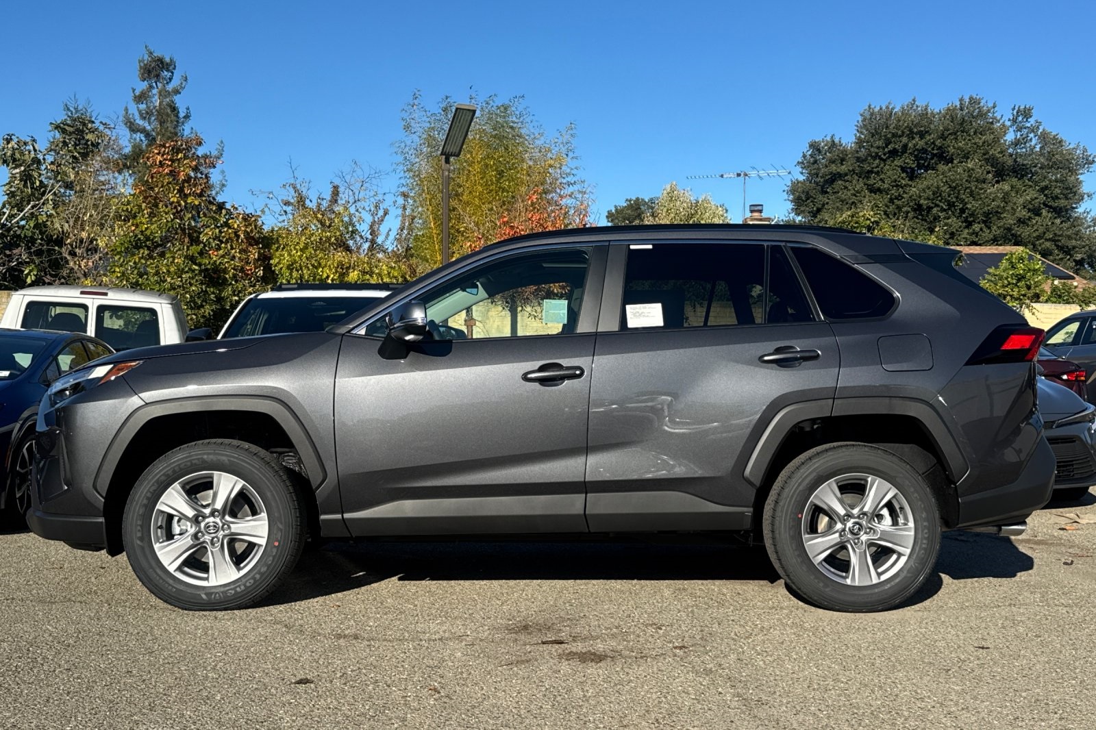 2025 Toyota RAV4 XLE photo 4