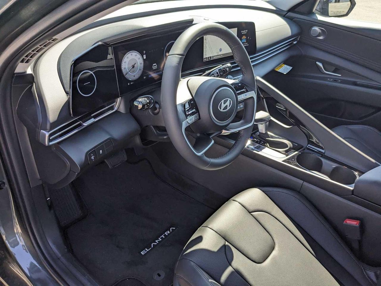2025 Hyundai Elantra Limited photo 2