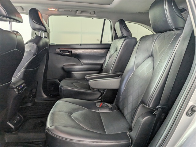2022 Toyota Highlander Platinum photo 14