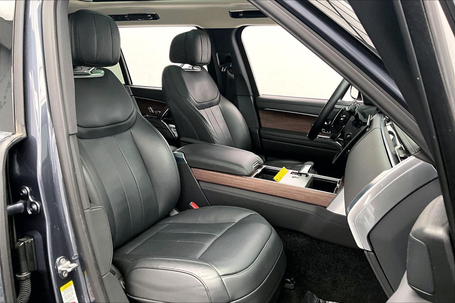 2025 Land Rover Range Rover SE photo 3