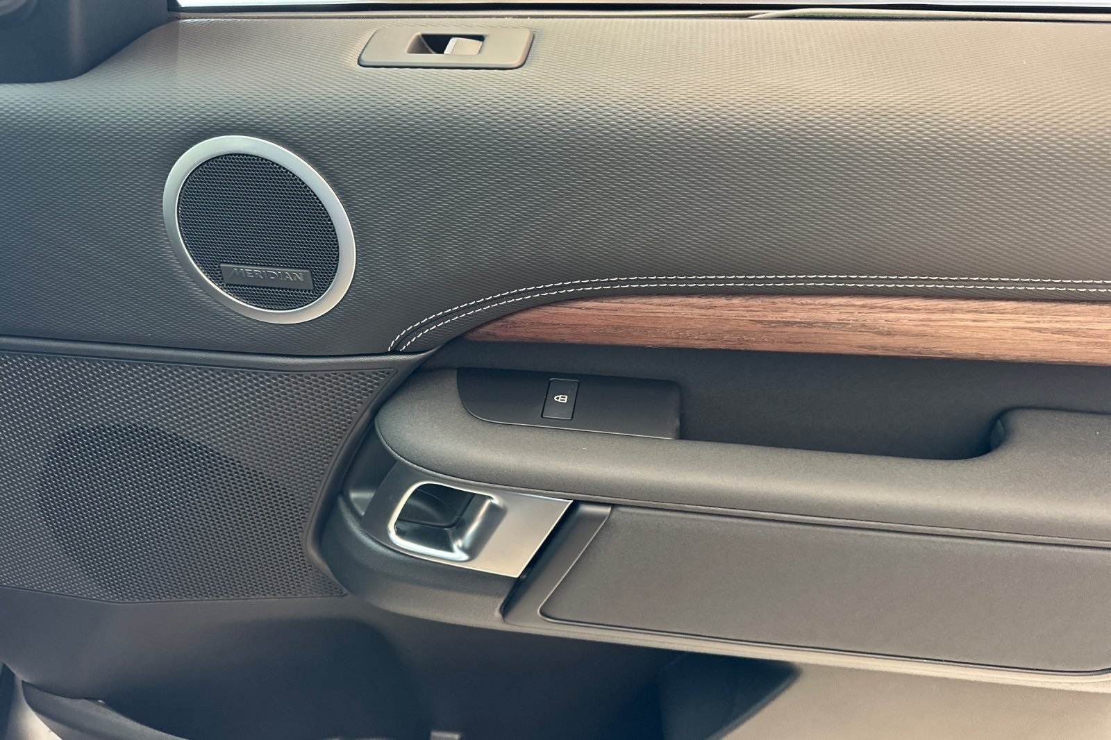 2025 Land Rover Discovery SE photo 21