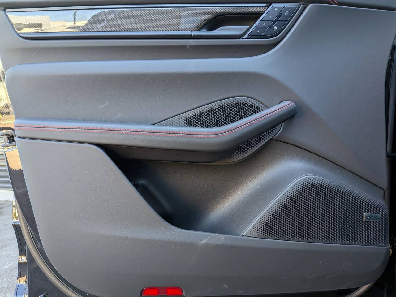 2025 Porsche Macan Electric Turbo photo 10