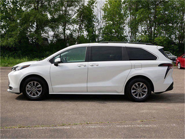 2023 Toyota Sienna XLE photo 4