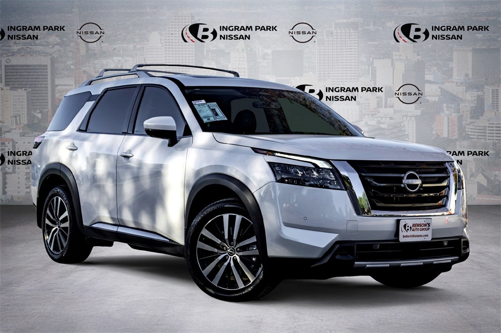 2025 Nissan Pathfinder Platinum's photo