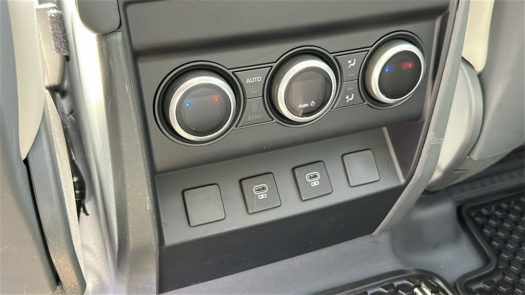 2024 Land Rover Defender 130 S photo 27