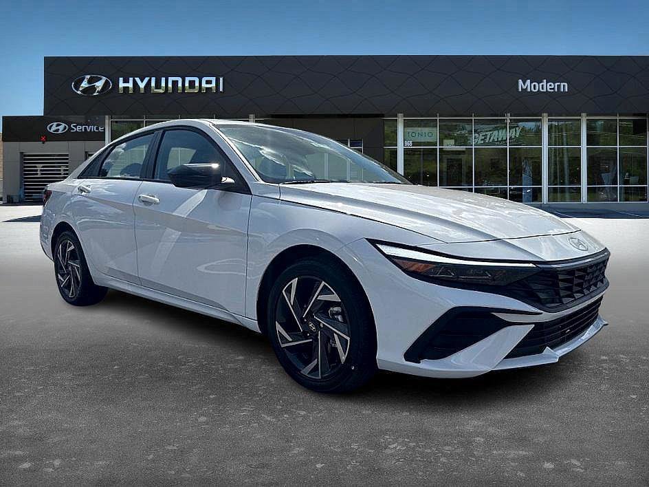 2025 Hyundai Elantra SEL Sport photo 2